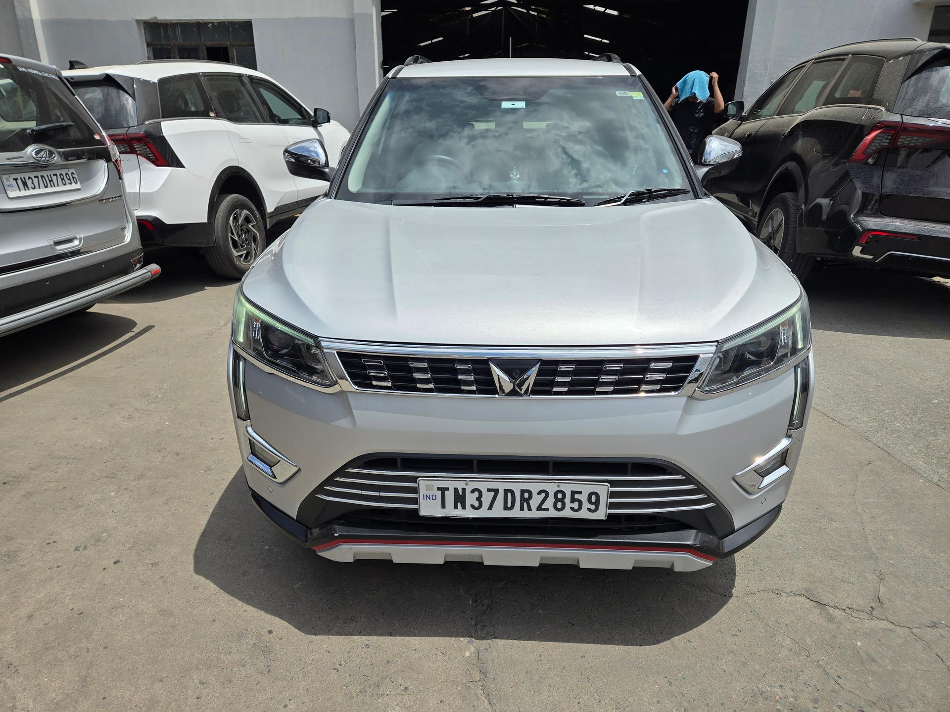 2023 Mahindra XUV300 W8 (O) Diesel 2023 Mahindra XUV300 W8 (O) Diesel