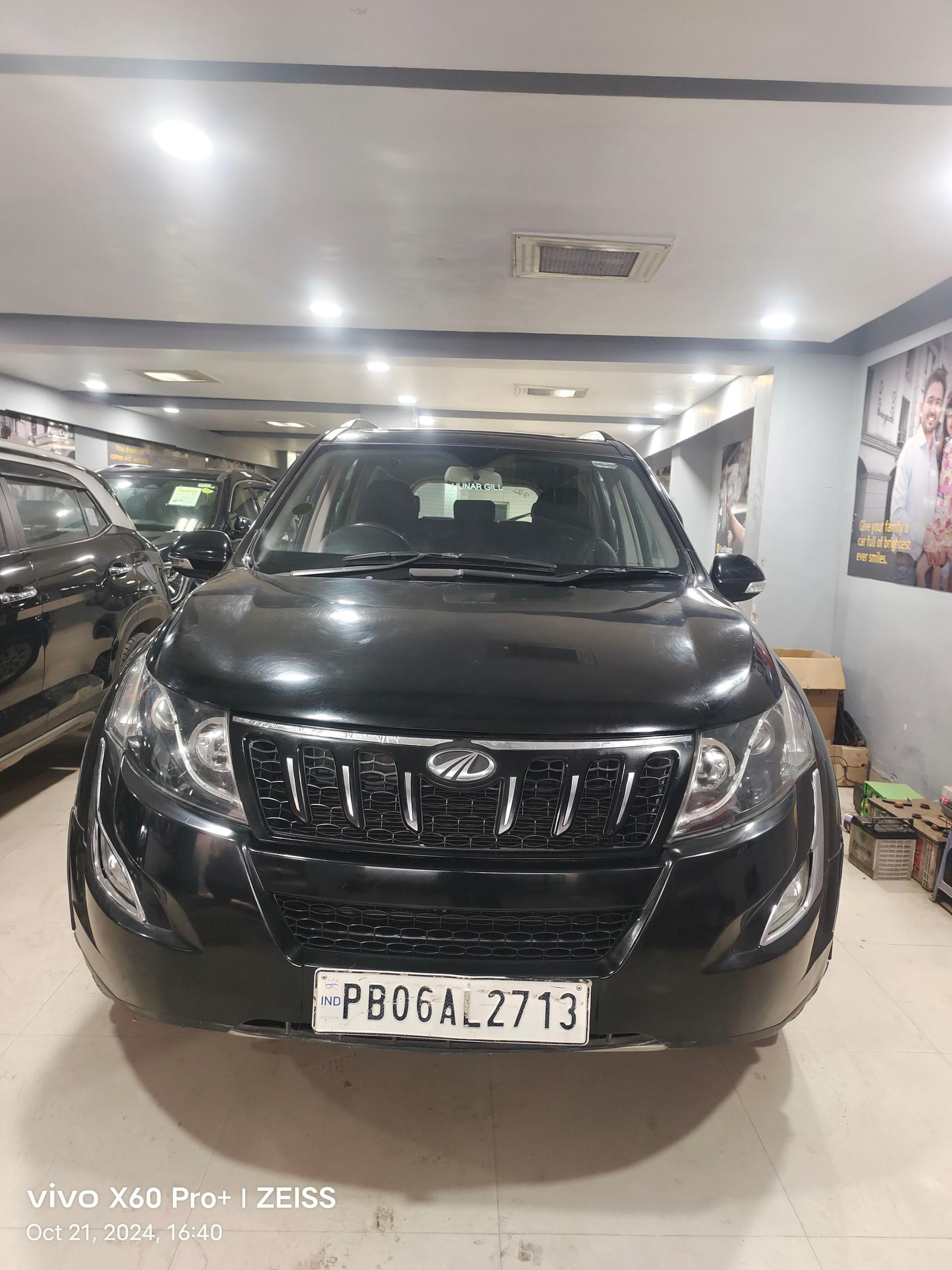 2017 Mahindra XUV500 W10 FWD 2017 Mahindra XUV500 W10 FWD
