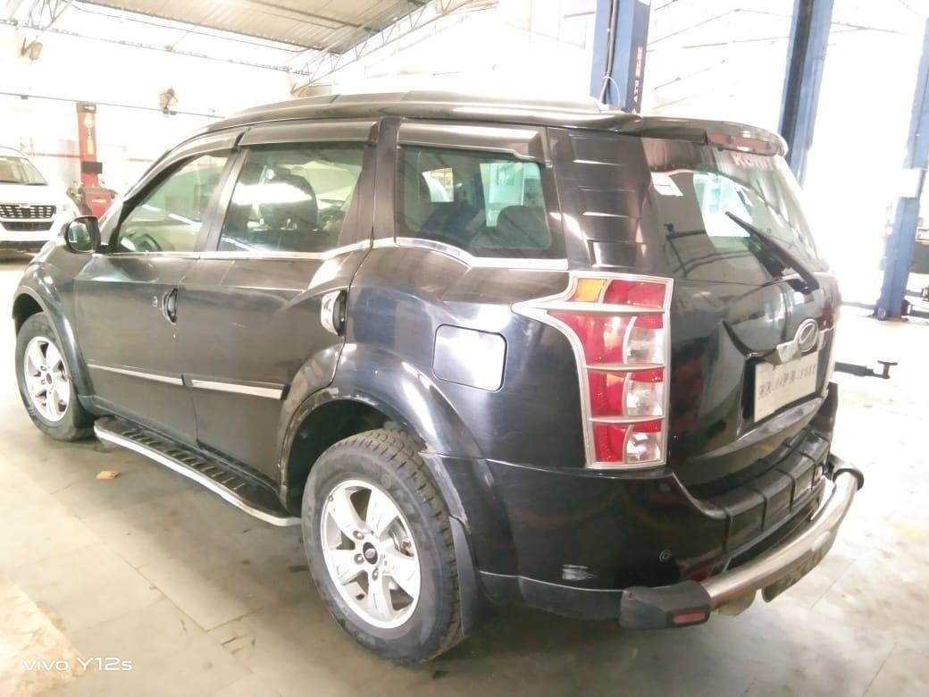 2017 Mahindra XUV500 W10 FWD 2017 Mahindra XUV500 W10 FWD