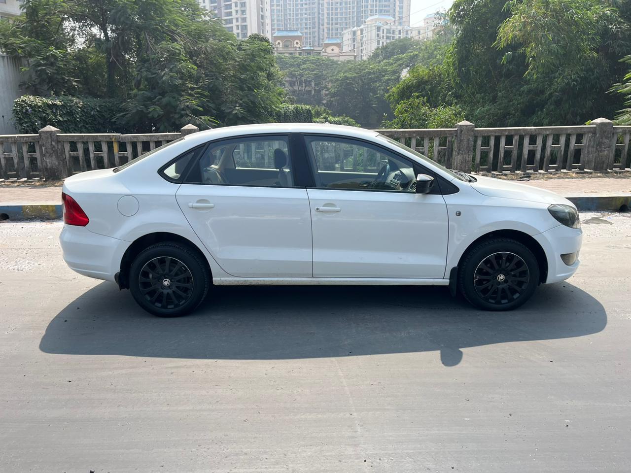 2015 Skoda Rapid 1.6 MPI Style Petrol AT BS IV 2015 Skoda Rapid 1.6 MPI Style Petrol AT BS IV