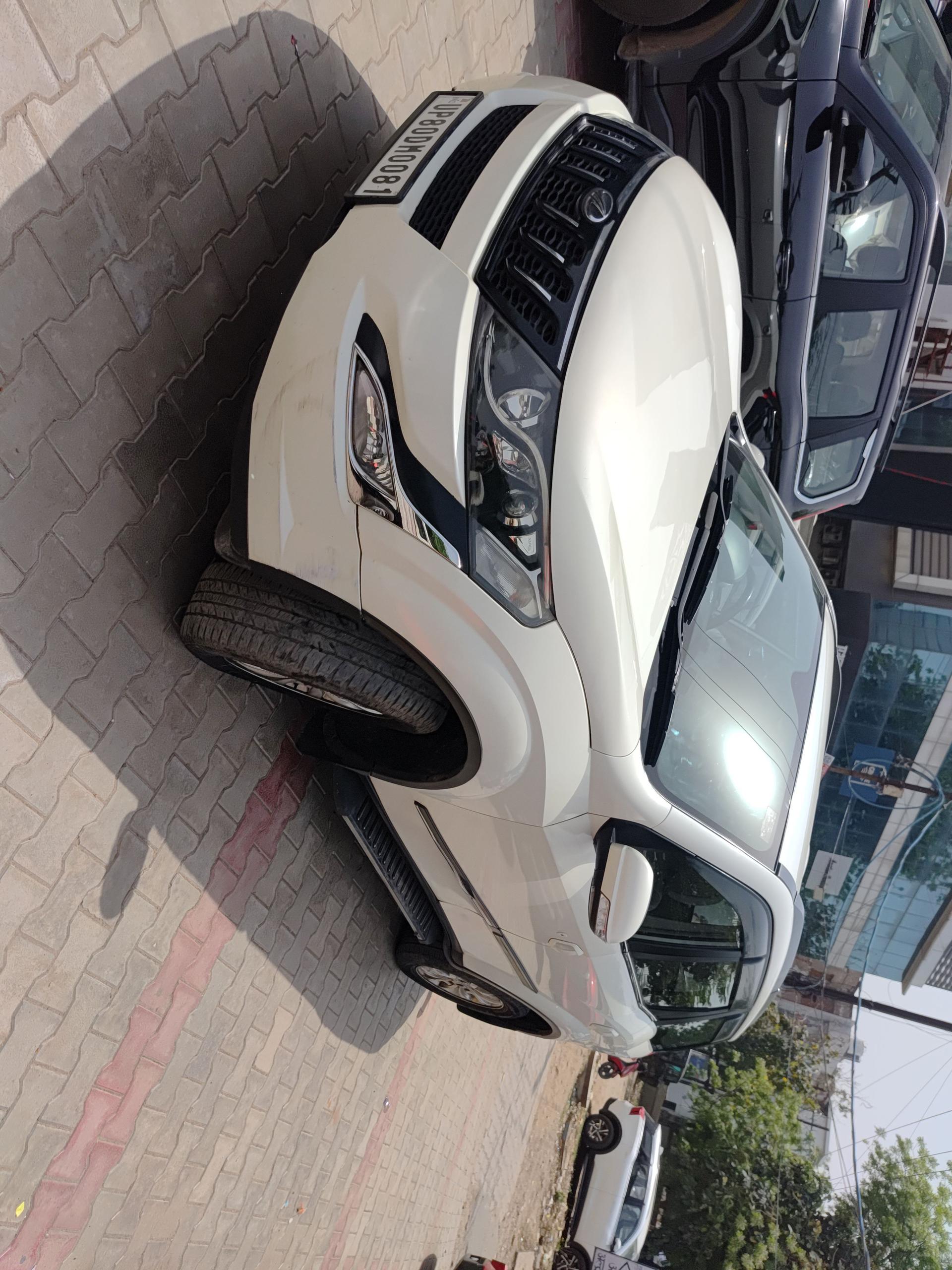 2015 Mahindra XUV500 W8 FWD 2015 Mahindra XUV500 W8 FWD