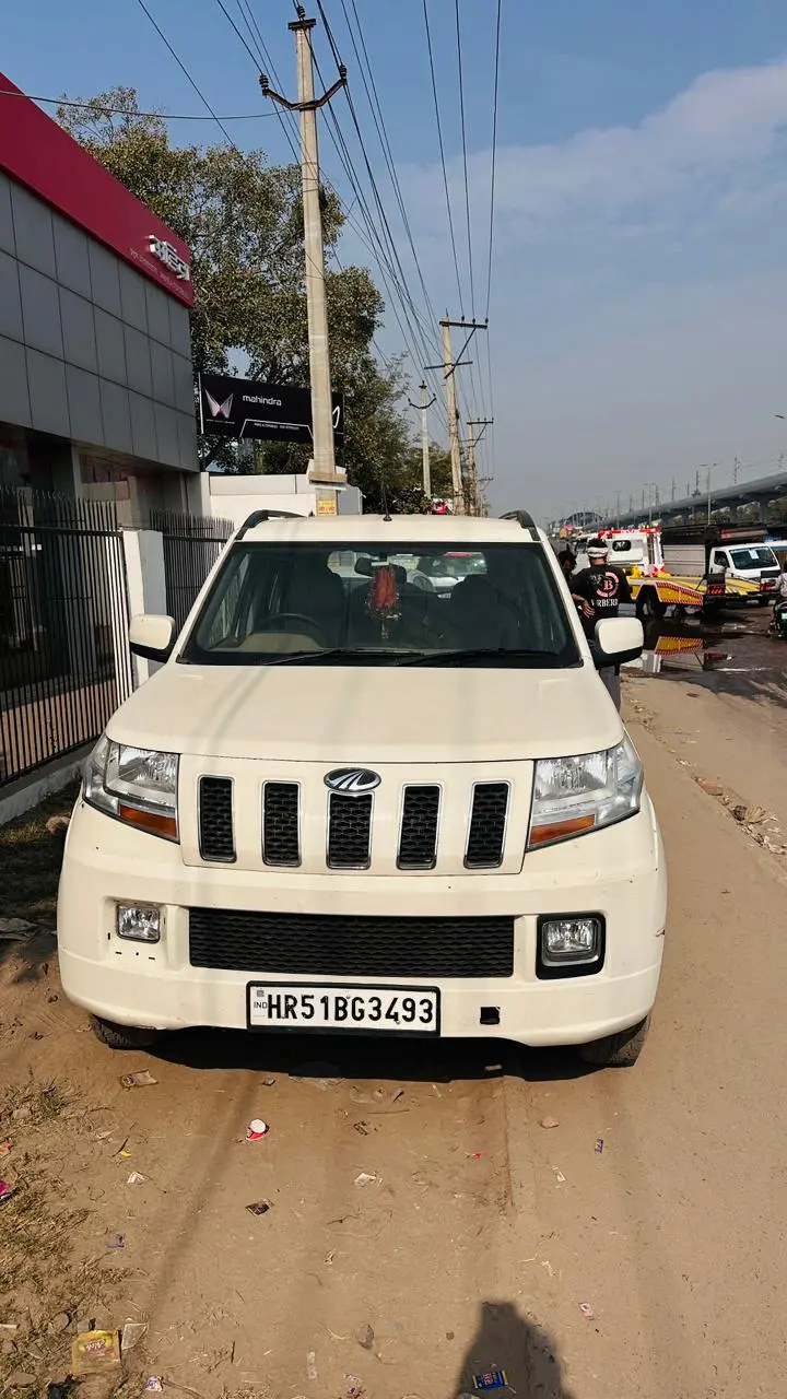 2015 Mahindra TUV300 T8 2015 Mahindra TUV300 T8
