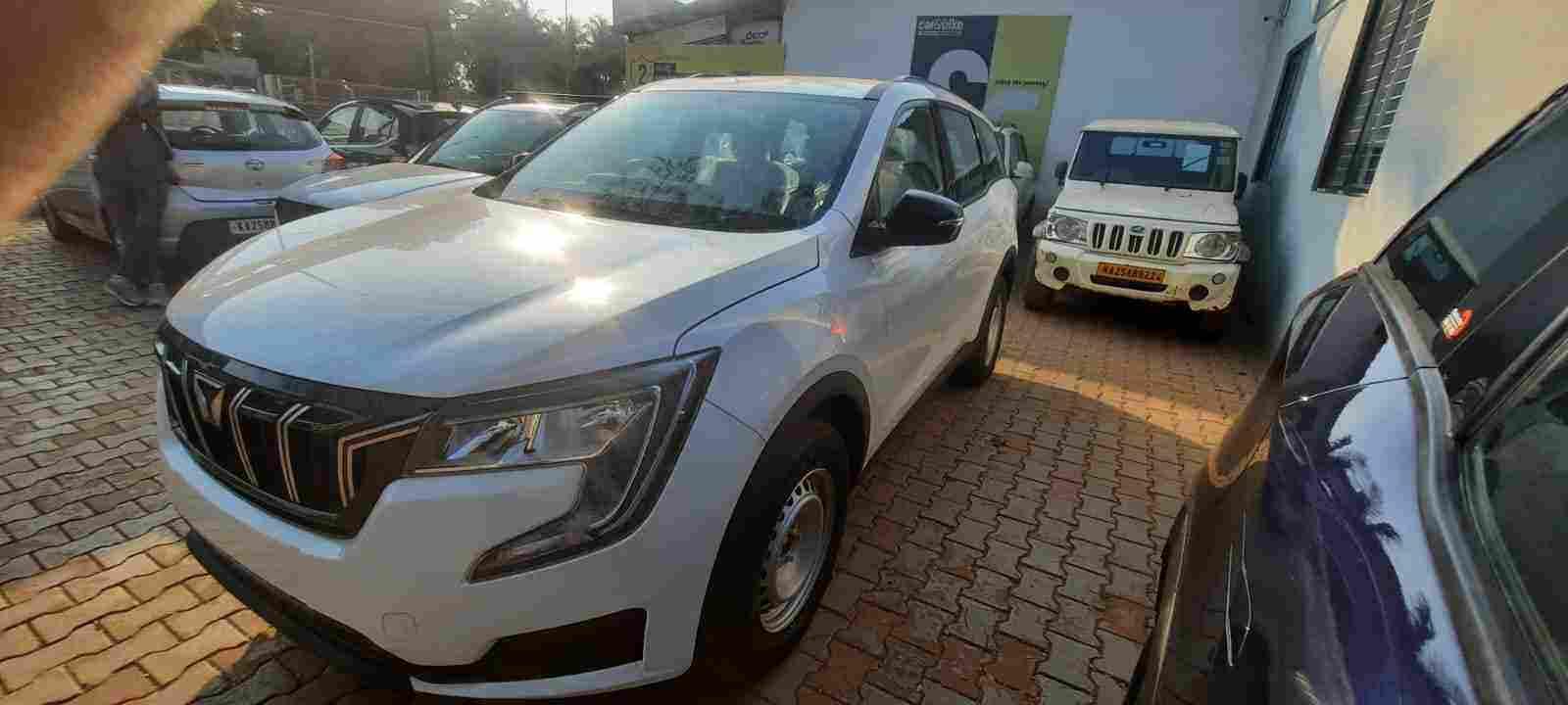 2024 Mahindra XUV700 MX Petrol MT 7 STR 2024 Mahindra XUV700 MX Petrol MT 7 STR